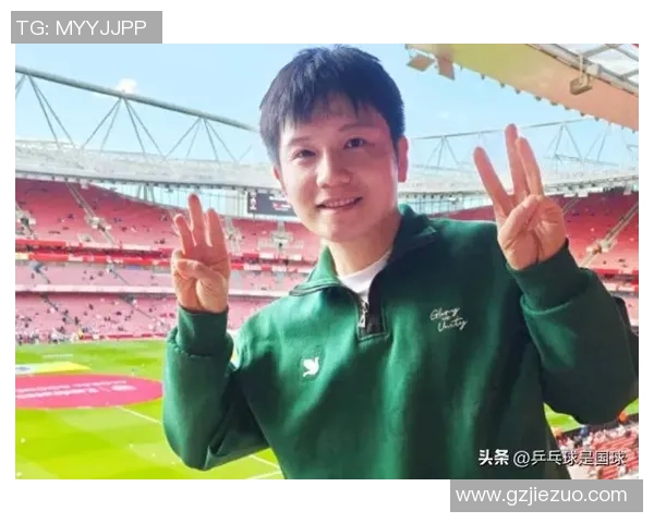 中国球迷模仿世界足球巨星展现独特风采引发社交平台热议 中国球迷模仿世界足球巨星展现独特风采引发社交平台热议