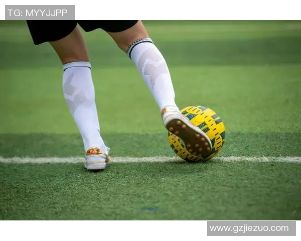 街头潮流与足球风采交织 球星们的街拍时尚穿搭解析