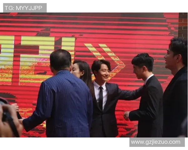 足球巨星携手亮相 共谱绿茵传奇时刻 合影展示默契与友谊 足球巨星携手亮相 共谱绿茵传奇时刻 合影展示默契与友谊